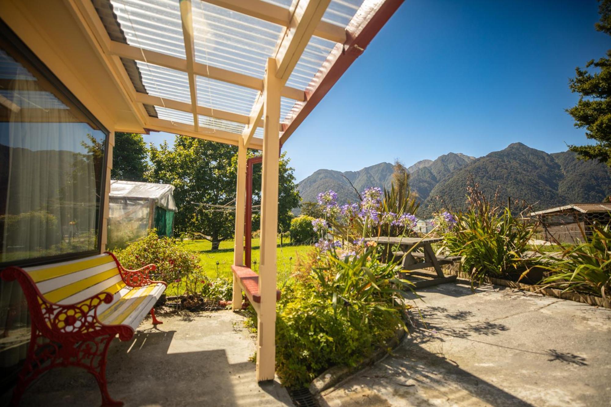 Ropatinis Bed & Breakfast Fox Glacier Exterior photo