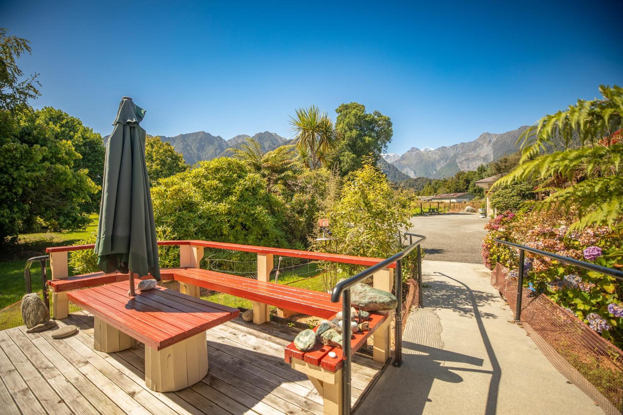 Ropatinis Bed & Breakfast Fox Glacier Exterior photo
